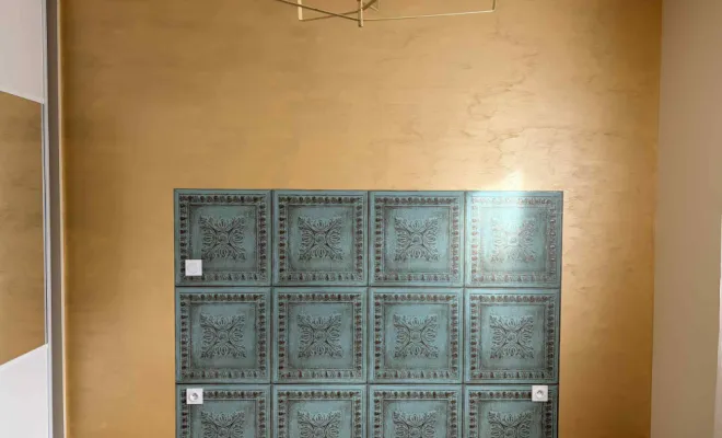 Pose d'une tête de lit en papier peint